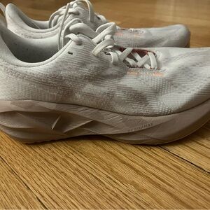 Asics Women's Novablast 5 white and tan